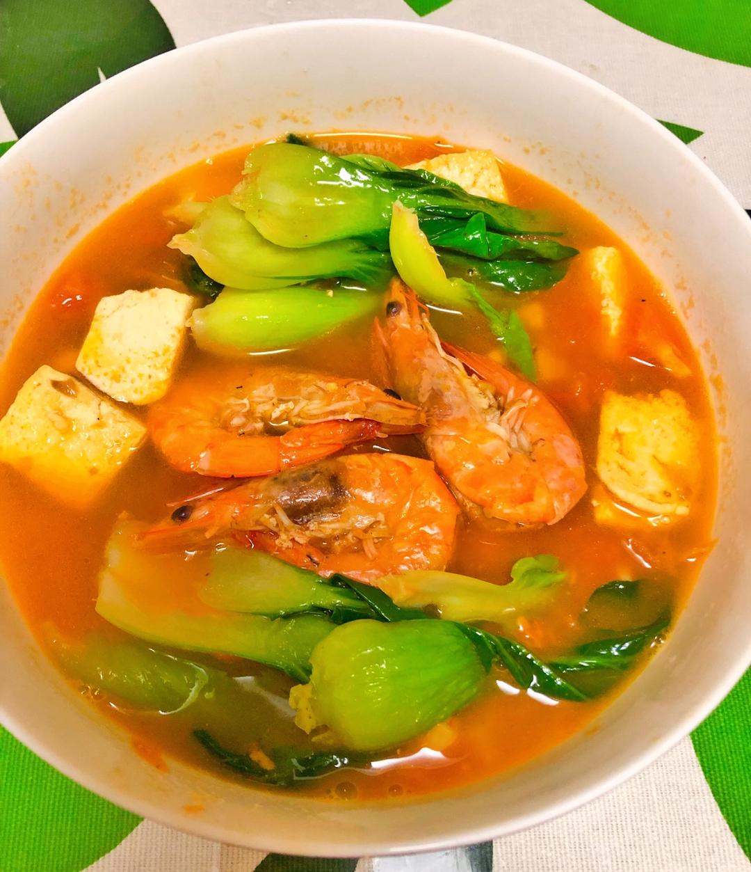 减脂补钙西红柿大虾油菜豆腐汤