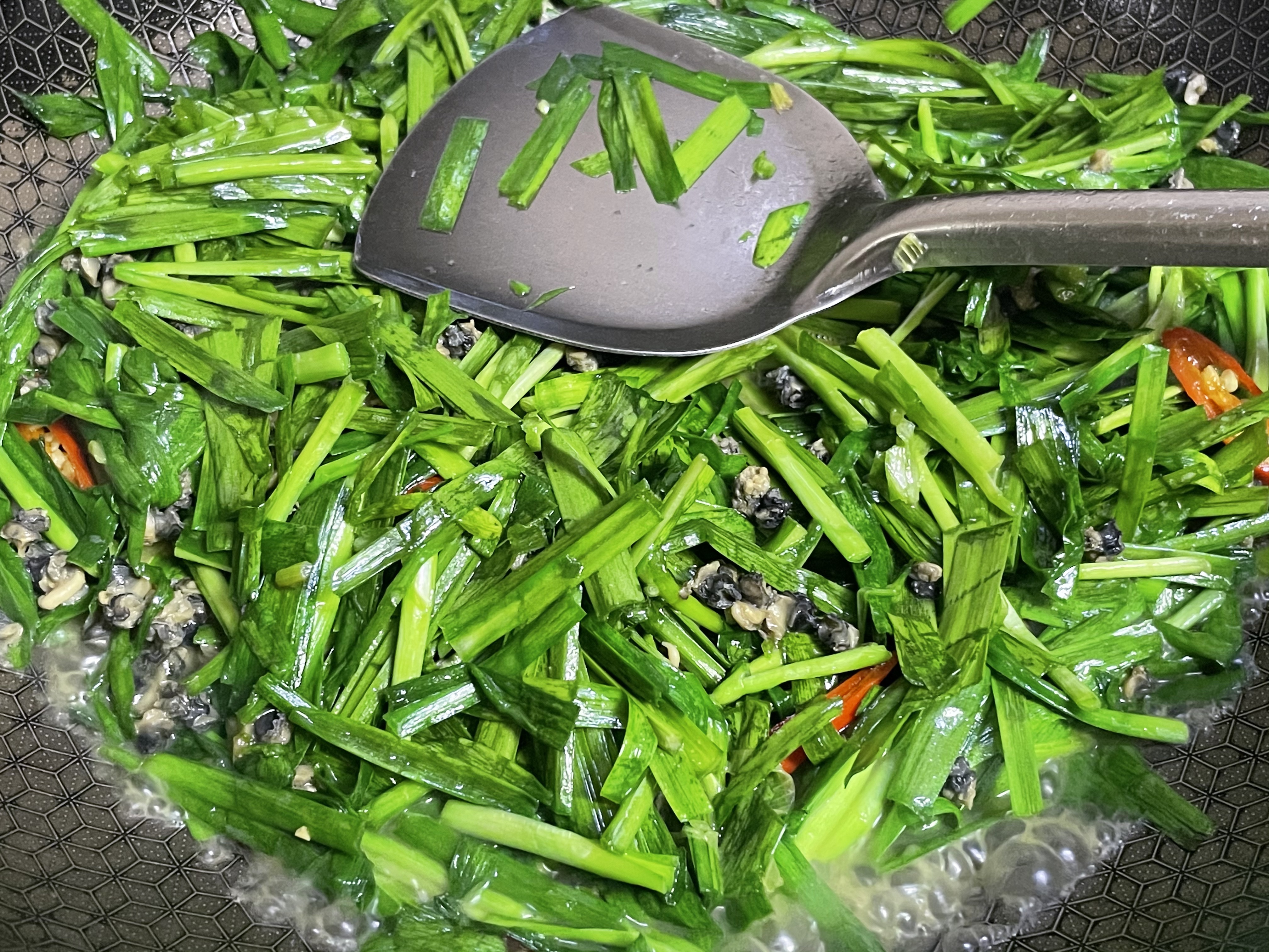 韭菜炒螺蛳肉的做法 步骤4