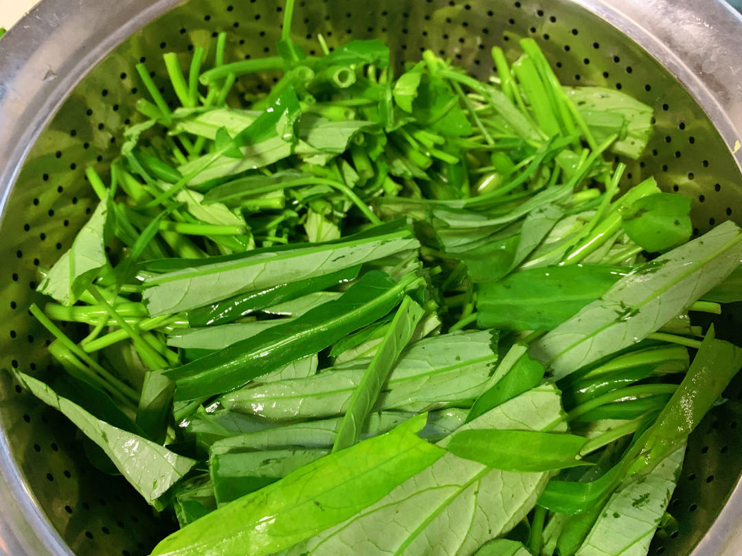 別再做一成不變的空心菜了，教你一招變好吃｜蒜蓉空心菜的做法 步驟1