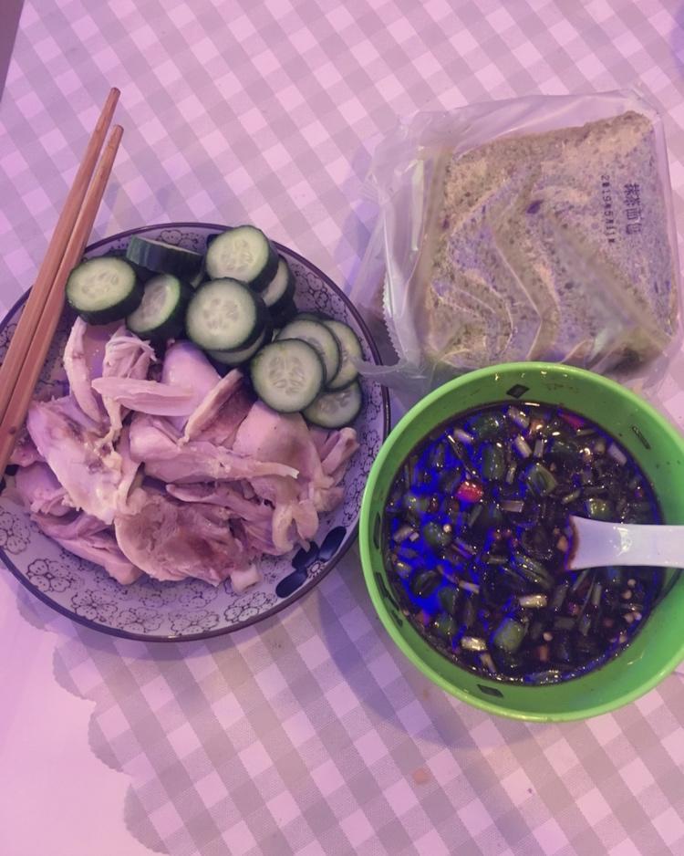 酸辣开胃手撕鸡腿（快手低脂健身餐）