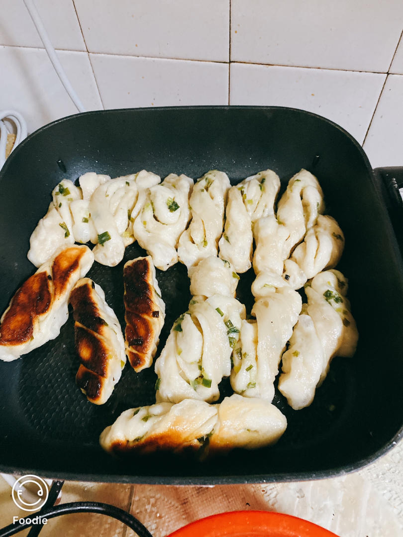 生煎葱油卷子（我觉的就是生煎包和葱油花卷的完美融合！）
