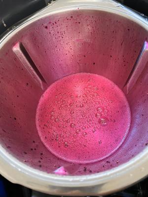 米博版，鲜榨火龙果果汁的做法 步骤2
