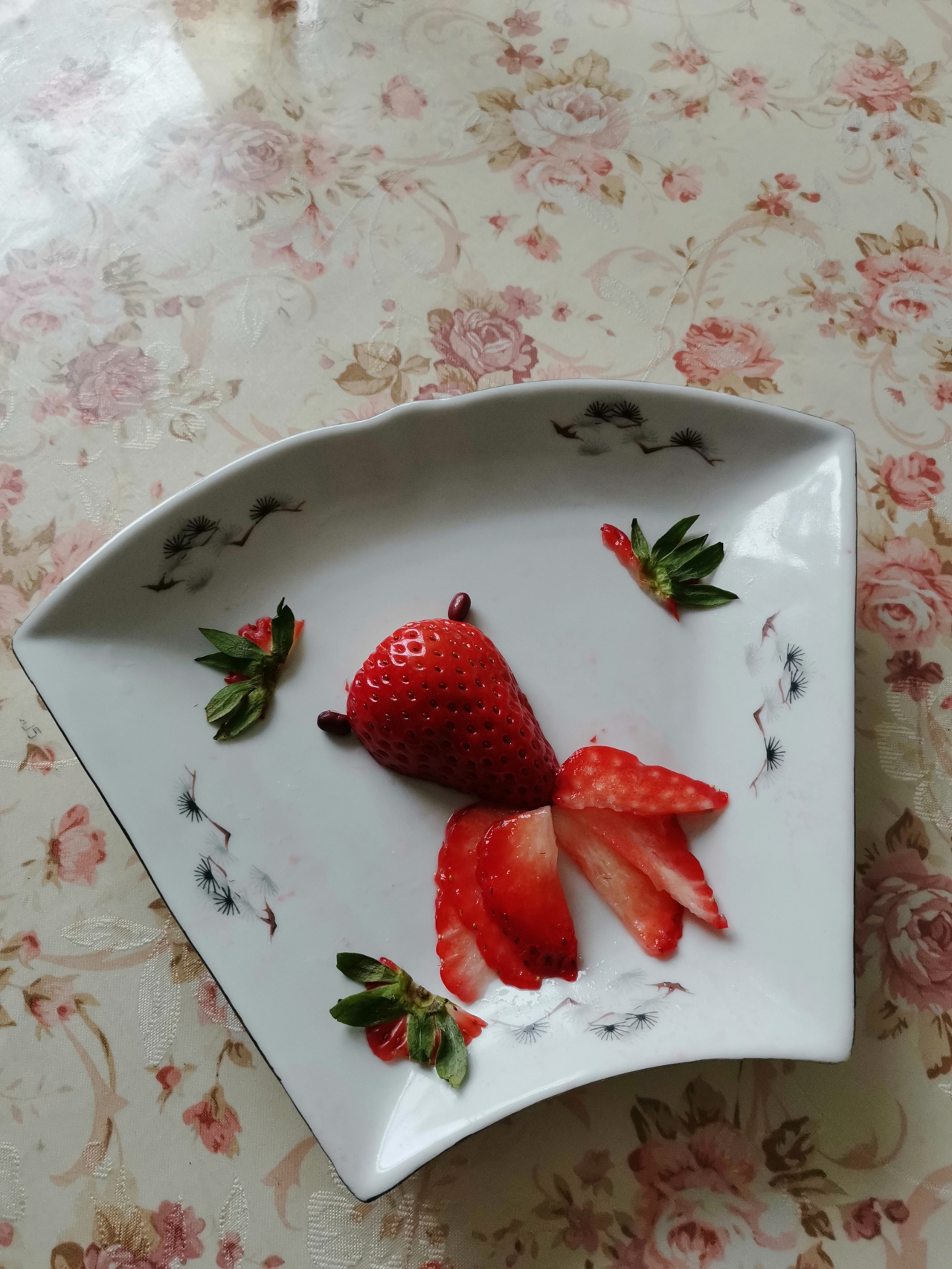 🌹两步搞定 最简单的摆盘装饰——草莓郁金香花苞