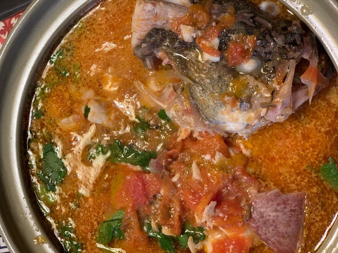 厨师长教你：“番茄鲈鱼”的家常做法，味道很赞，很适合老人孩子