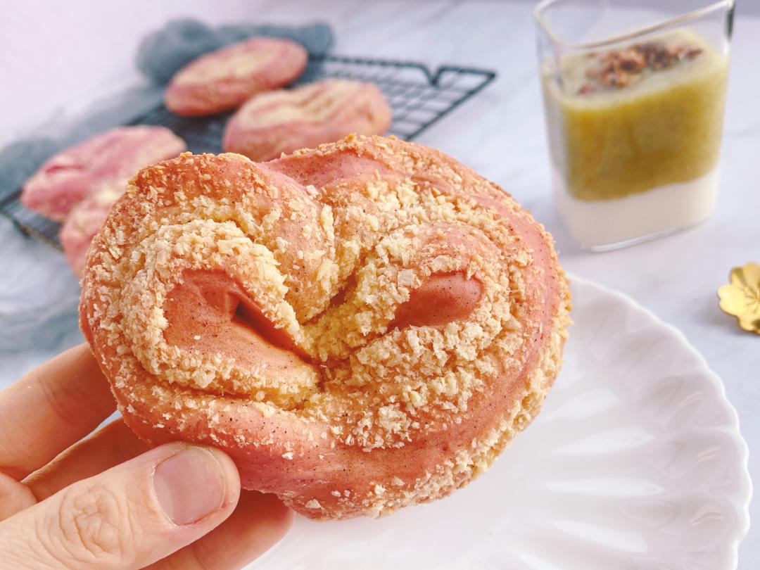 心形火龙果椰蓉面包