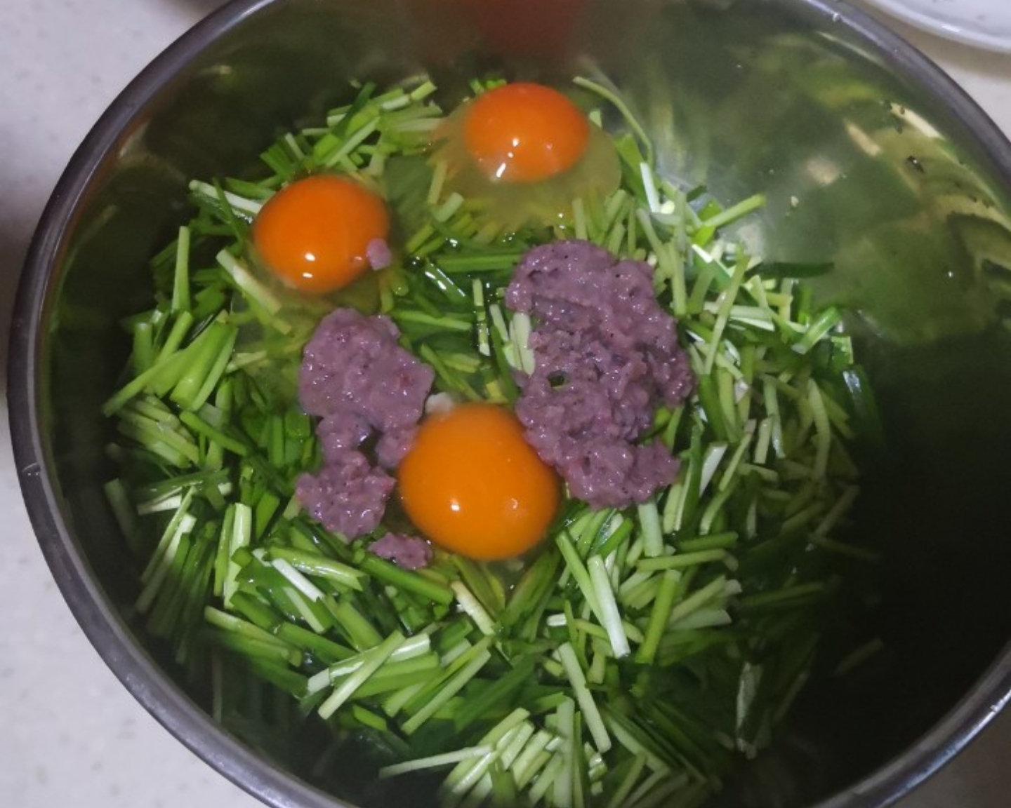 [十分钟快手菜]简单又美味——韭菜炒虾酱鸡蛋的做法 步骤4