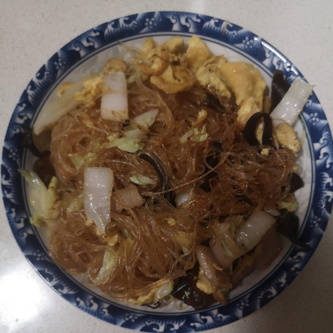 做鸡蛋炒粉丝，千万不要直接炒，多加一步，好看又好吃