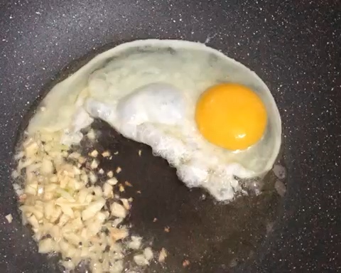 蒜香味鸡蛋汤米粉的做法 步骤2