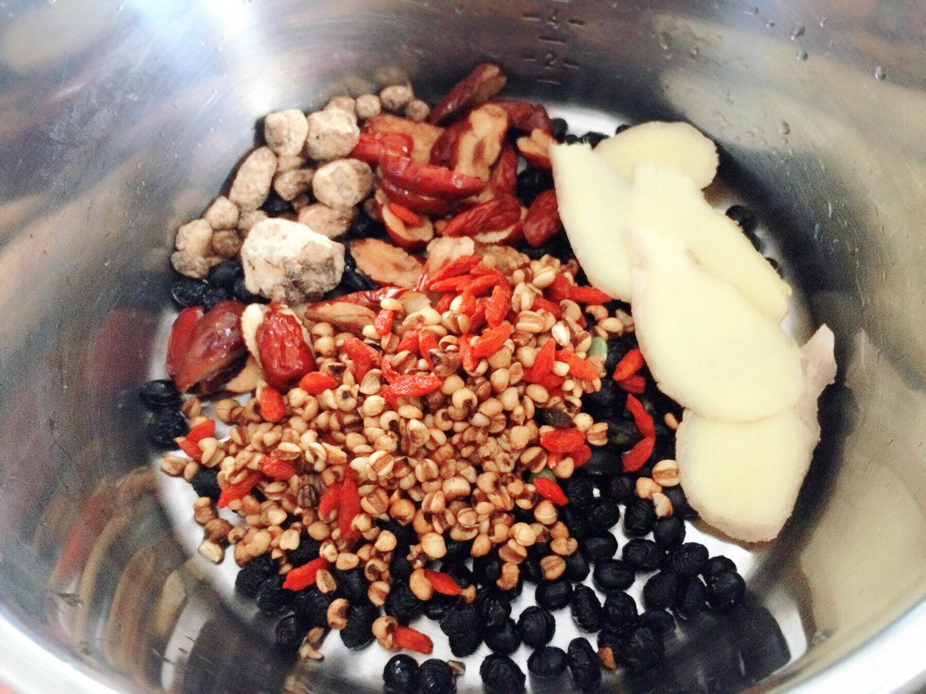 黒豆炒薏仁水的做法 步骤4