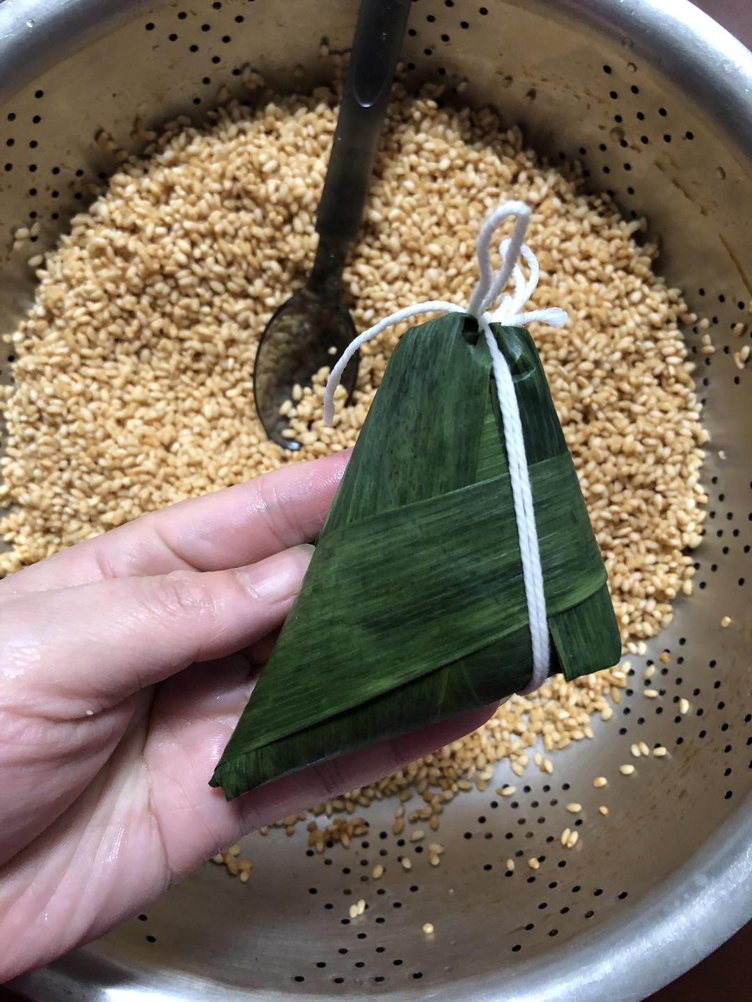 蛋黄肉粽子(20个小脚粽)的做法