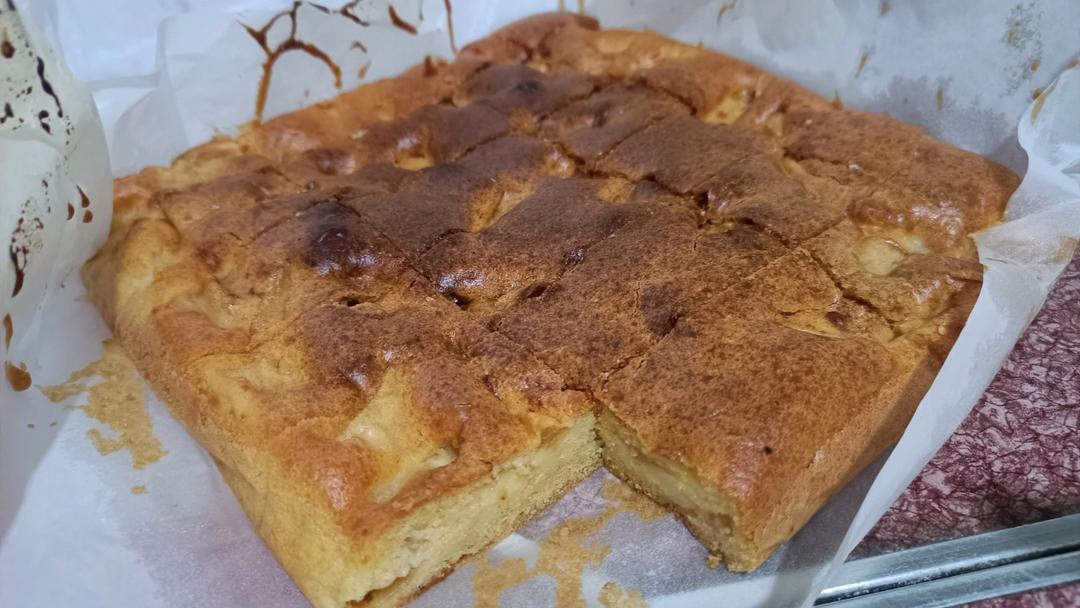 简单到只需所有材料混一起烤一烤的苹果蛋糕！