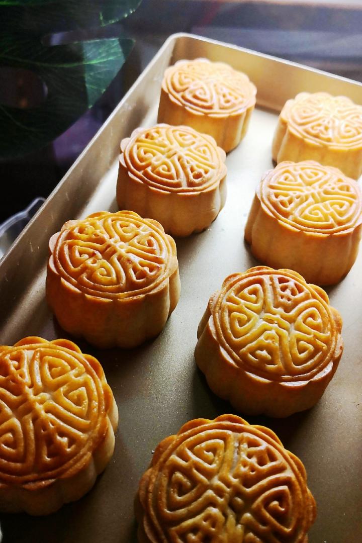 广式月饼—蛋黄莲蓉月饼