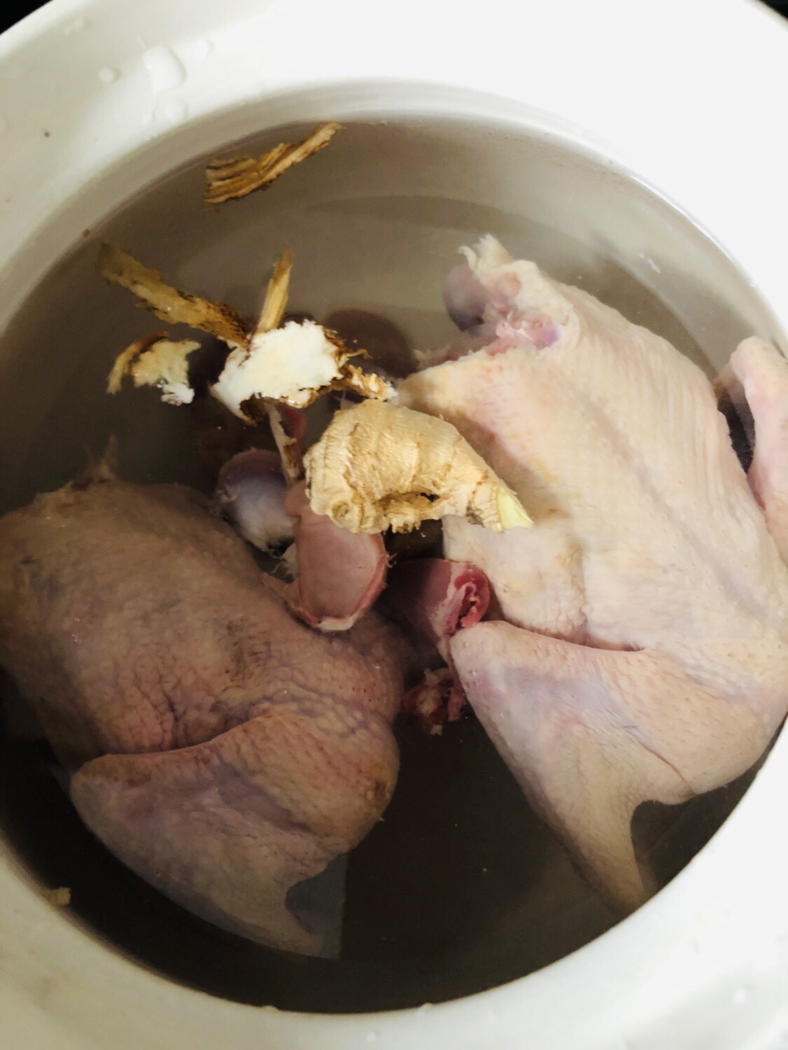 超简单的当归乳鸽汤的做法 步骤1