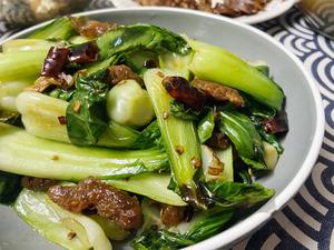 猪油渣炝炒小白菜的做法 步骤15