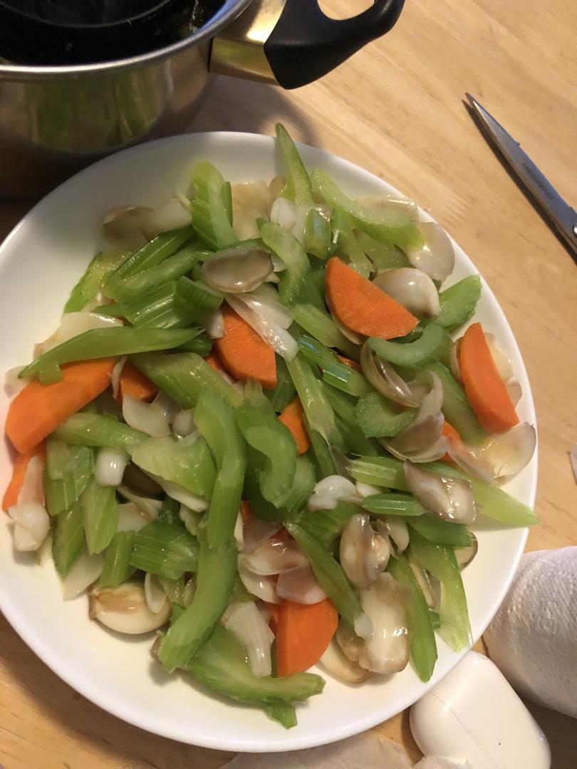 西芹胡萝卜炒百合