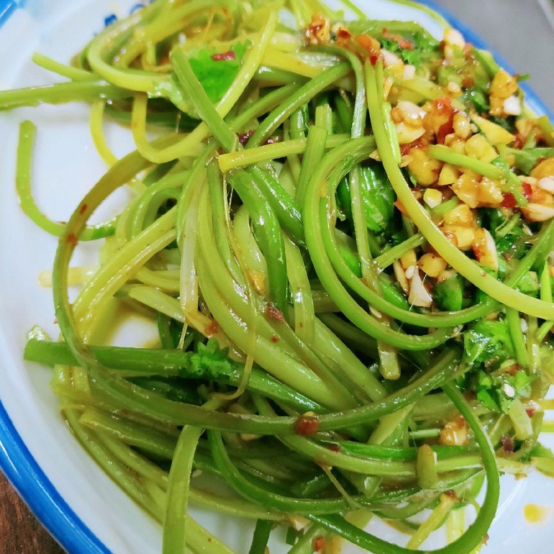 凉拌蒜薹丝