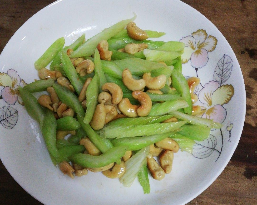 西芹炒腰果的做法