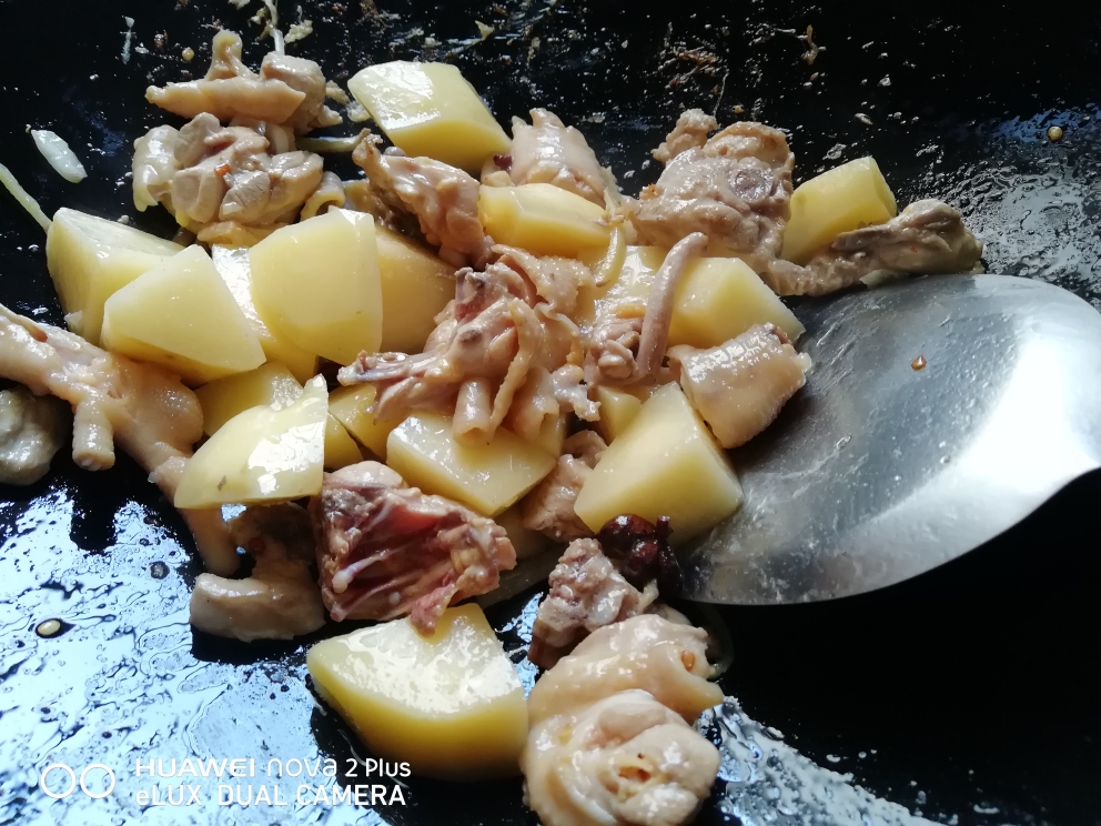 香菇土豆焖鸡的做法 步骤4