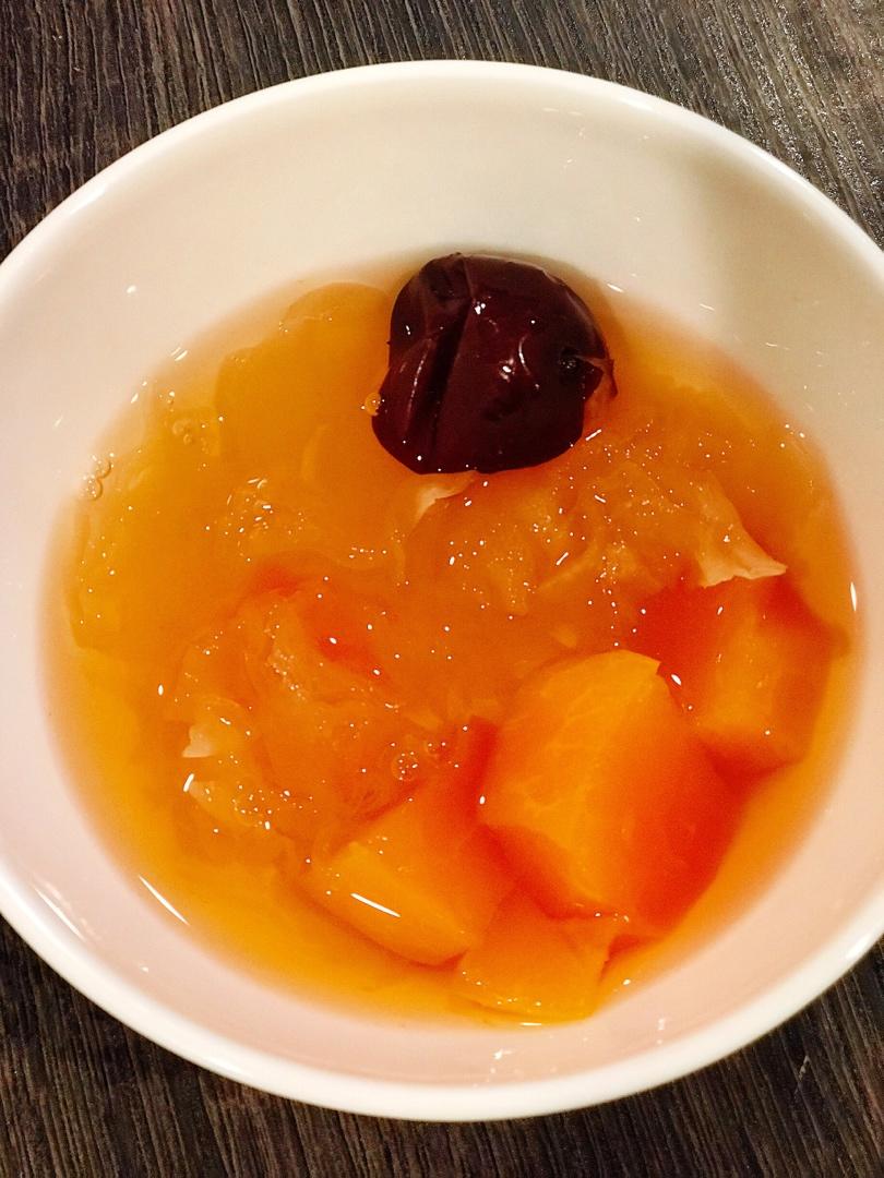 美容润肤 益气补血《桃胶皂角米百合银耳红枣羹》