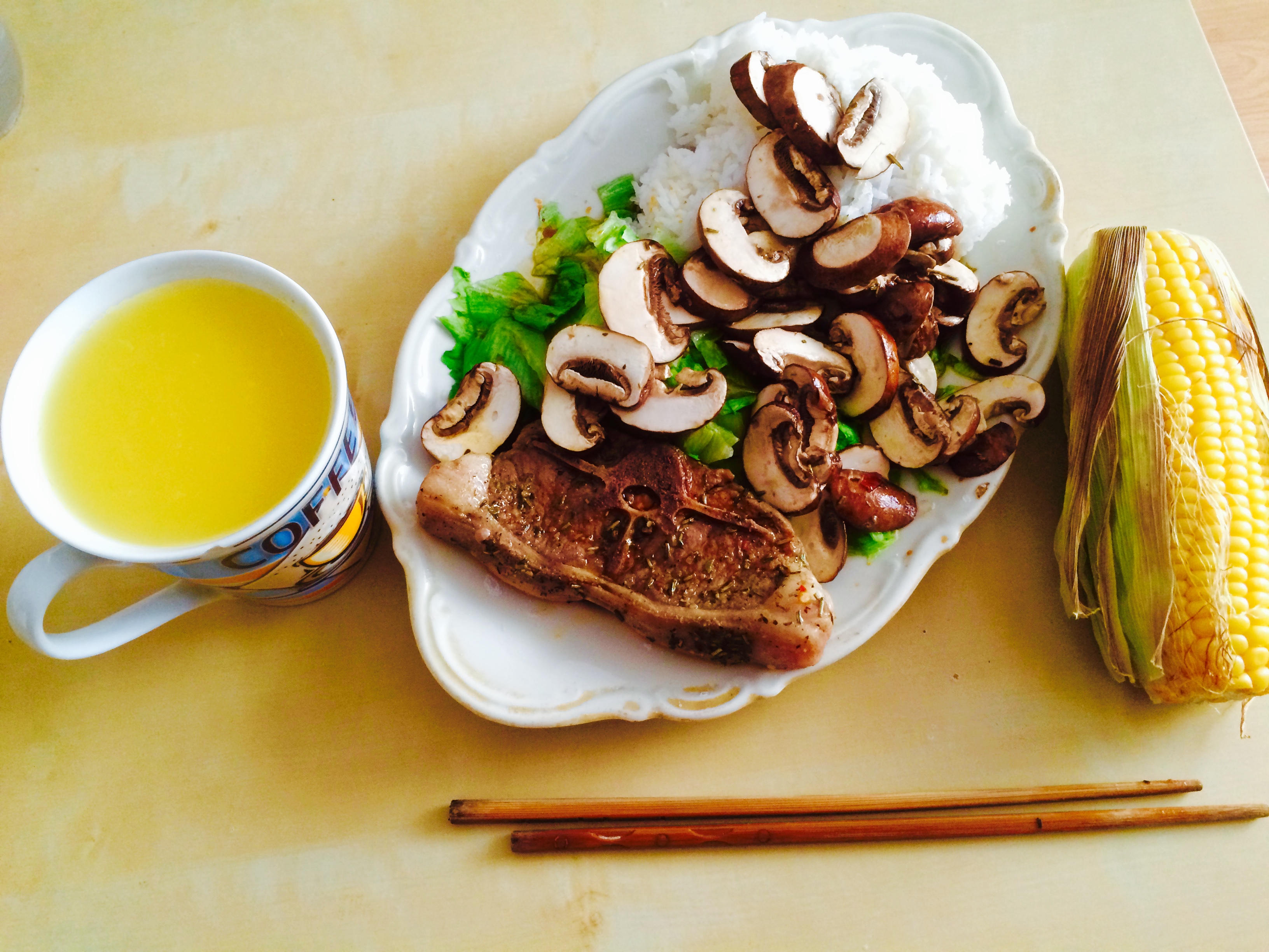 迷迭香羊排配蘑菇及西兰花