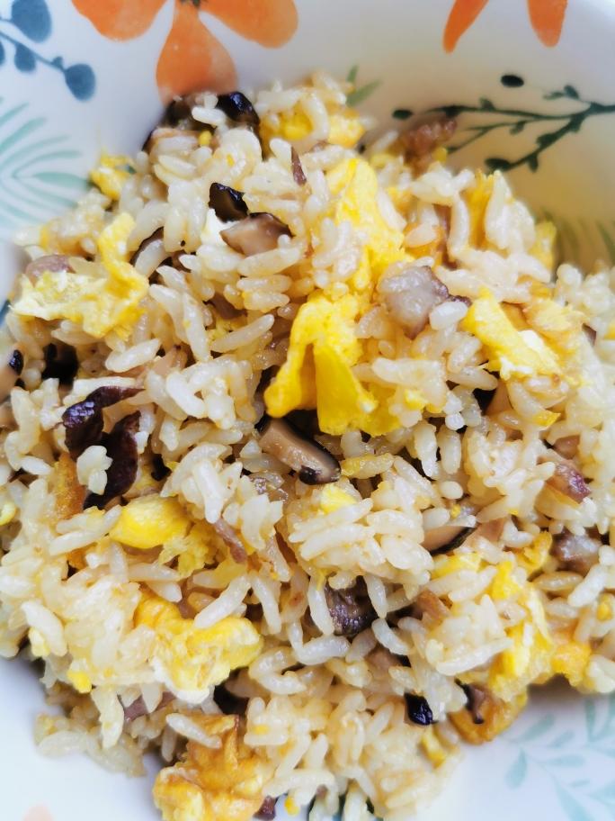 一口气吃光的香菇肉沫蛋炒饭