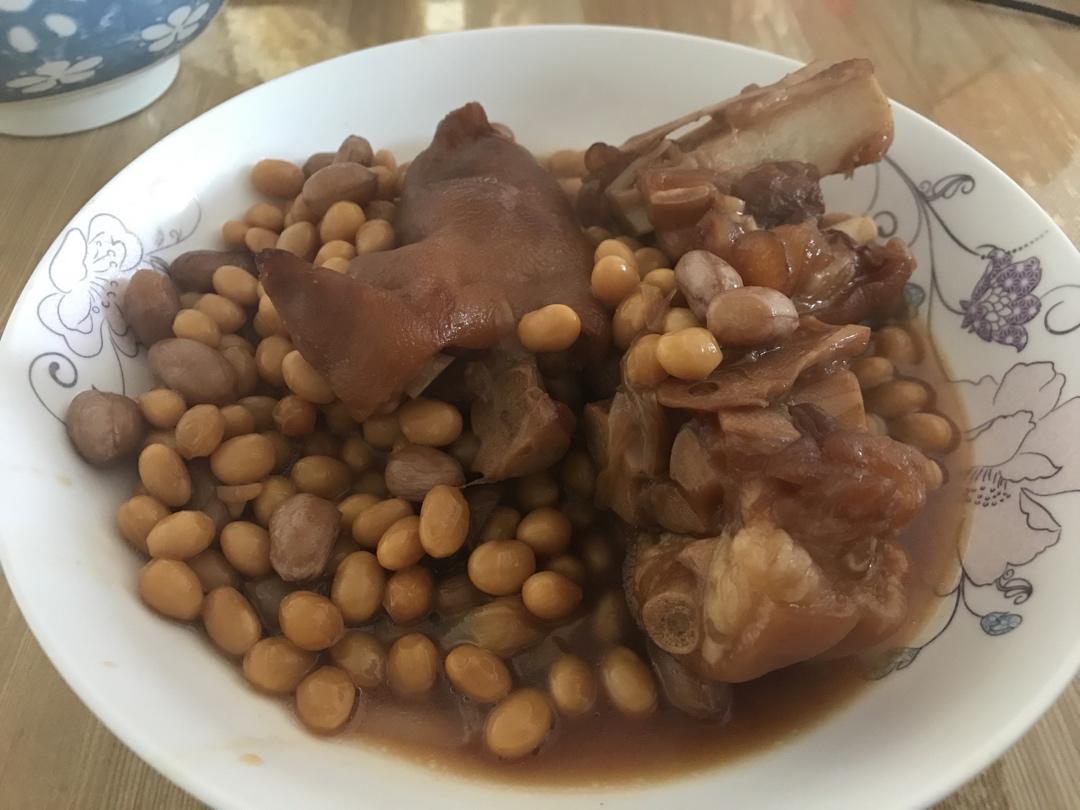 黄豆炖猪蹄儿