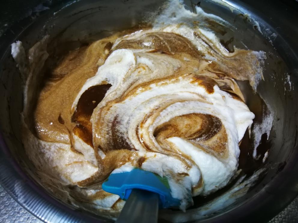 可可戚风蛋糕——数次实验后的最终数据的做法 步骤8