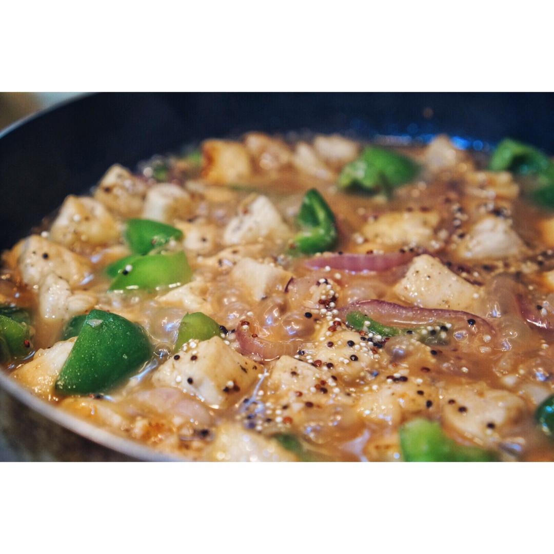 藜麦鸡肉时蔬煮锅（chicken ＆Garden Veggies Guinoa Skillet)