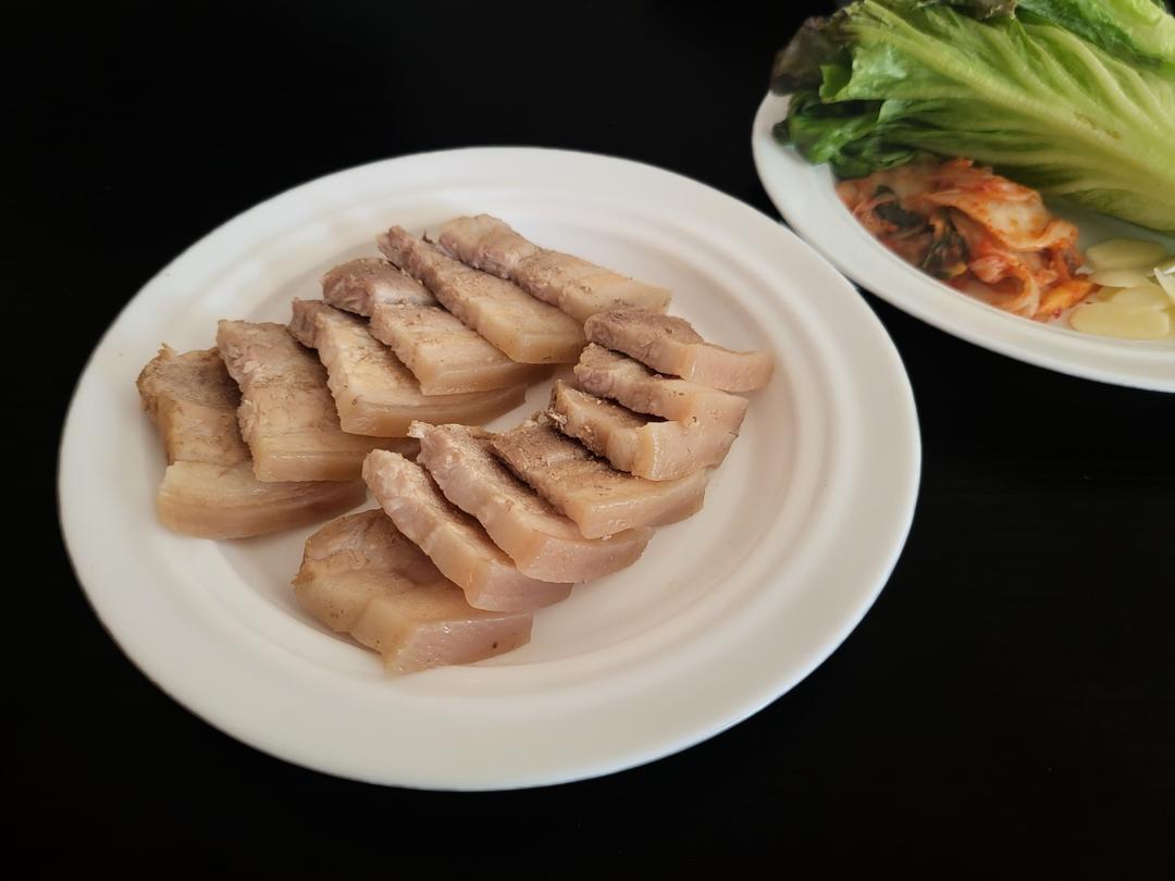 韩式菜包肉—经典美味又简单的韩式水煮猪五花Bossam