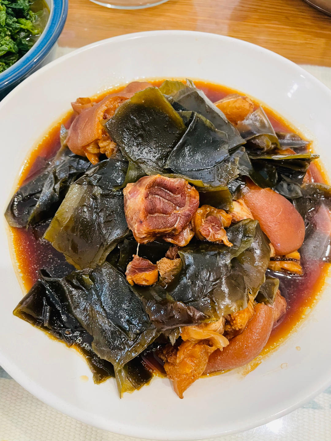 软烂脱骨｜胶质满满，这锅猪蹄炖海带太香了