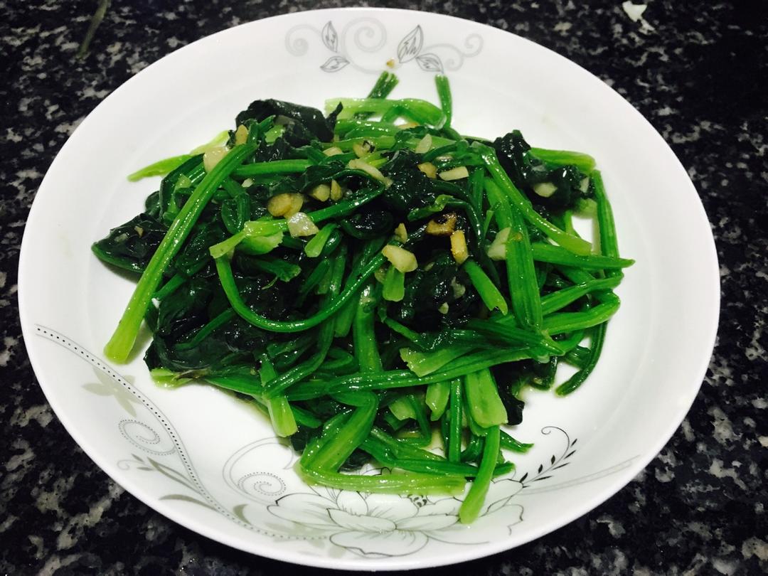 春田甜做的蒜蓉炒菠菜