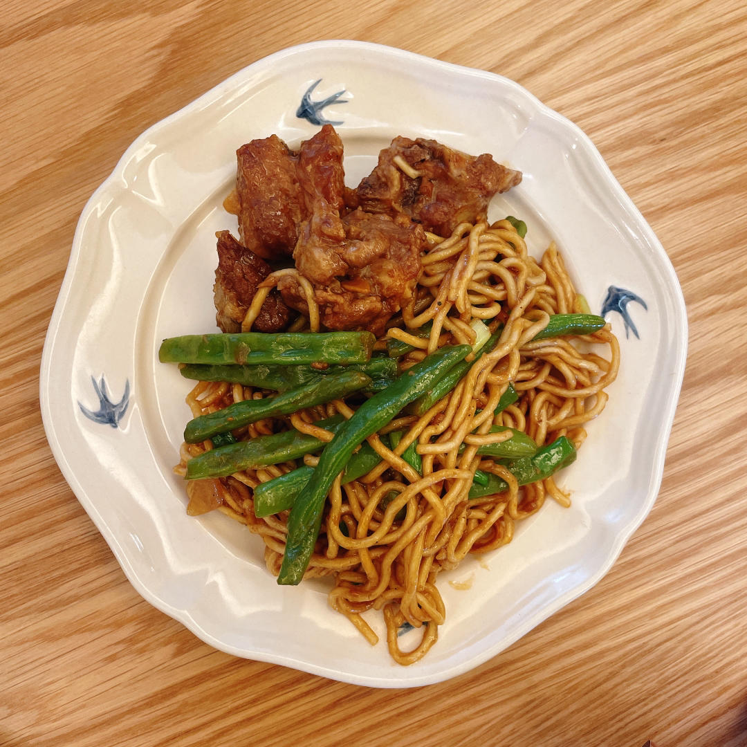曼食慢语丨排骨豆角焖面