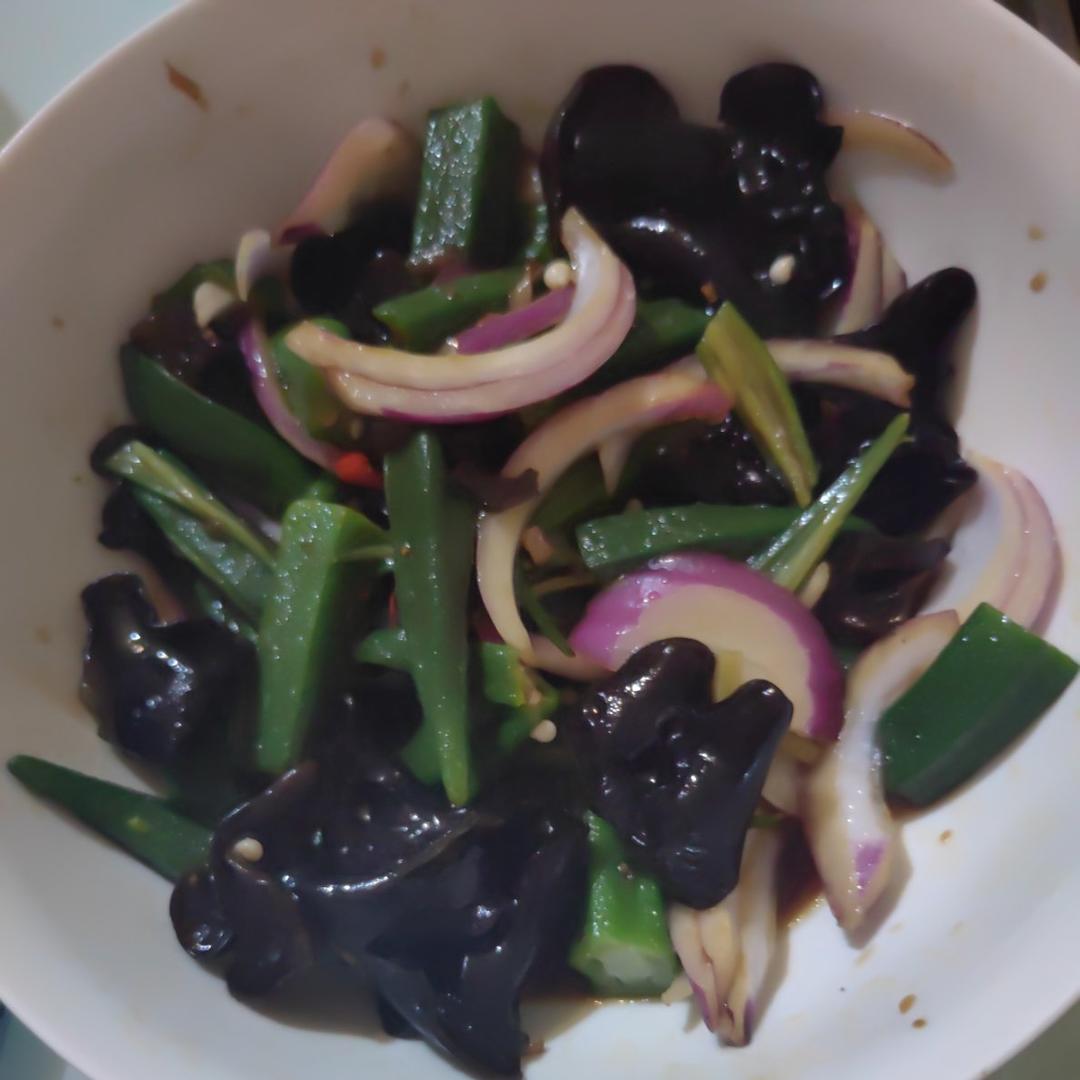秋葵拌木耳