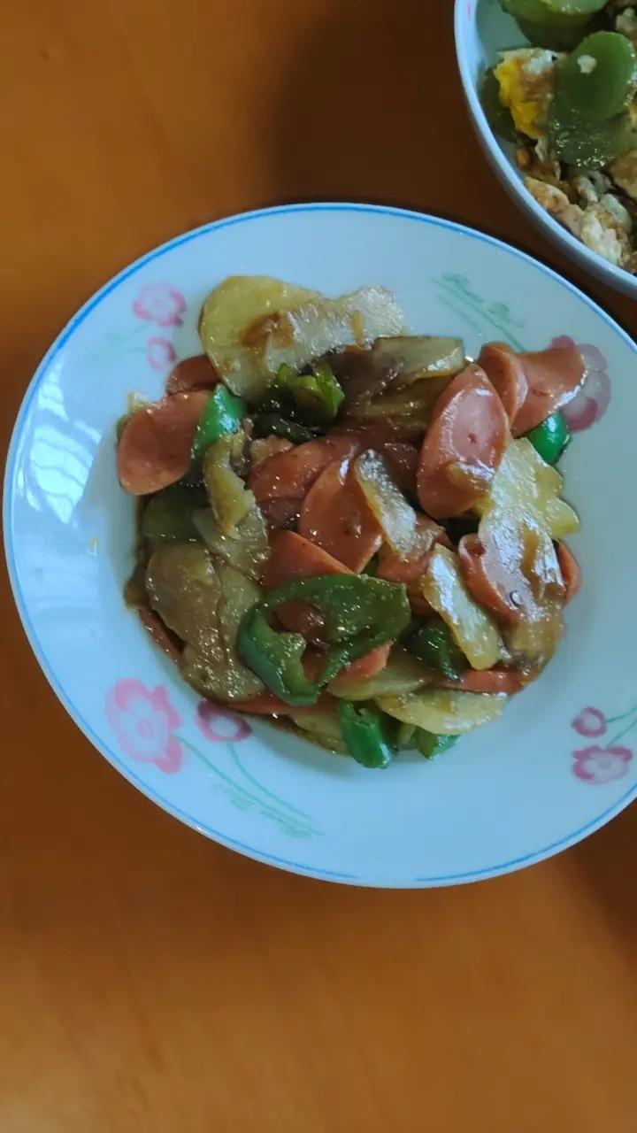 经典下饭神器———青椒火腿炒土豆片