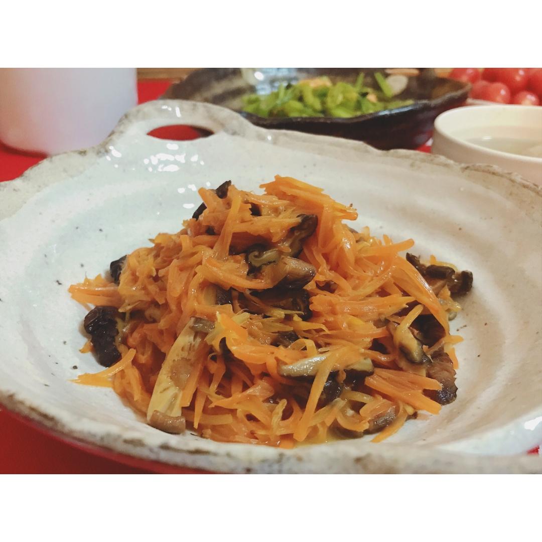 胡萝卜香菇炒木耳