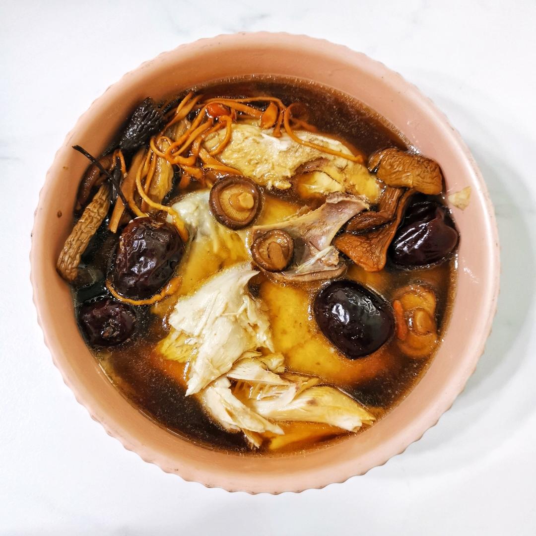菌菇炖鸡汤
