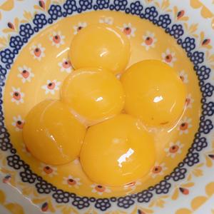 消耗蛋黄 超简单蛋糕口感的【蛋黄布丁】的做法 步骤1