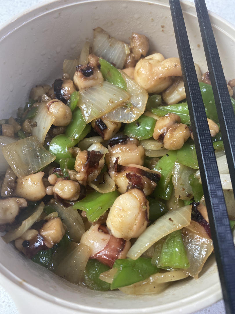 爆炒鱿鱼须，加上这一步，可以与铁板鱿鱼媲美