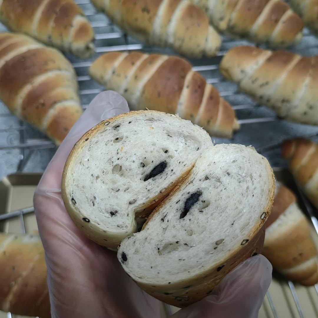 黑芝麻流心日式海盐面包卷｜咸香脆底