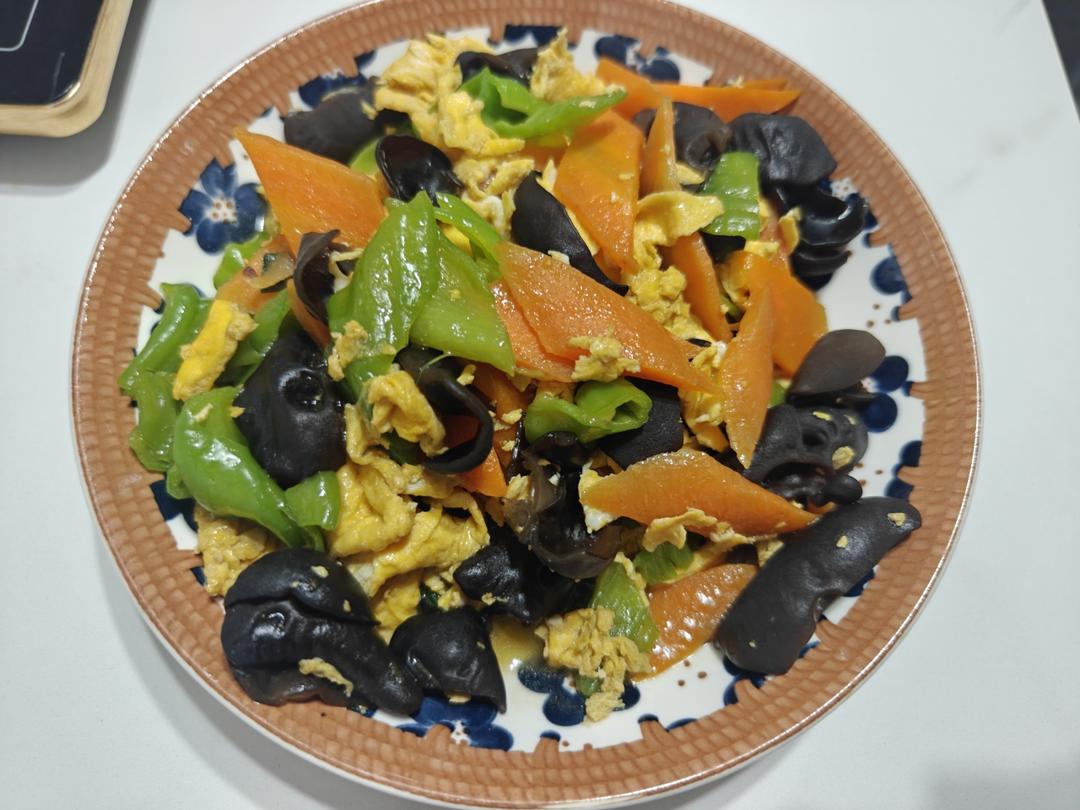 这么搭配也太香了！青椒胡萝卜木耳炒鸡蛋