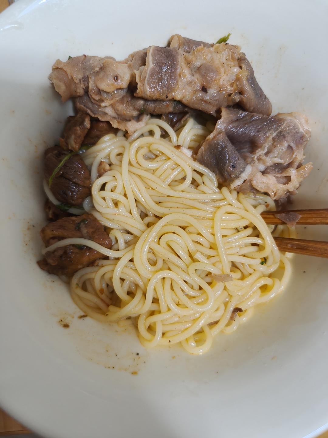 奶香浓郁🍝韩式奶油辣肥牛意面｜这一盘足够！