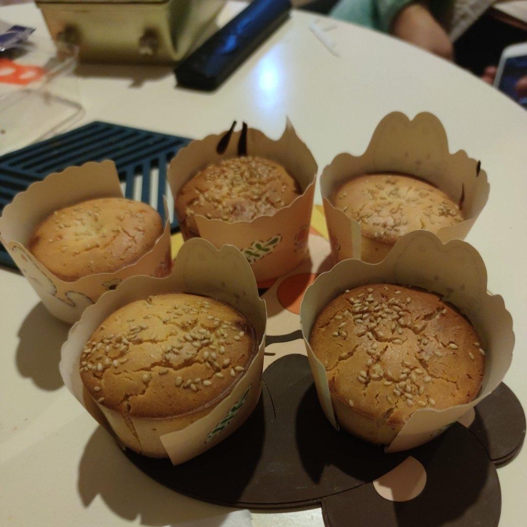 妈妈吃了一口蜂蜜老蛋糕，就让我去摆摊了...