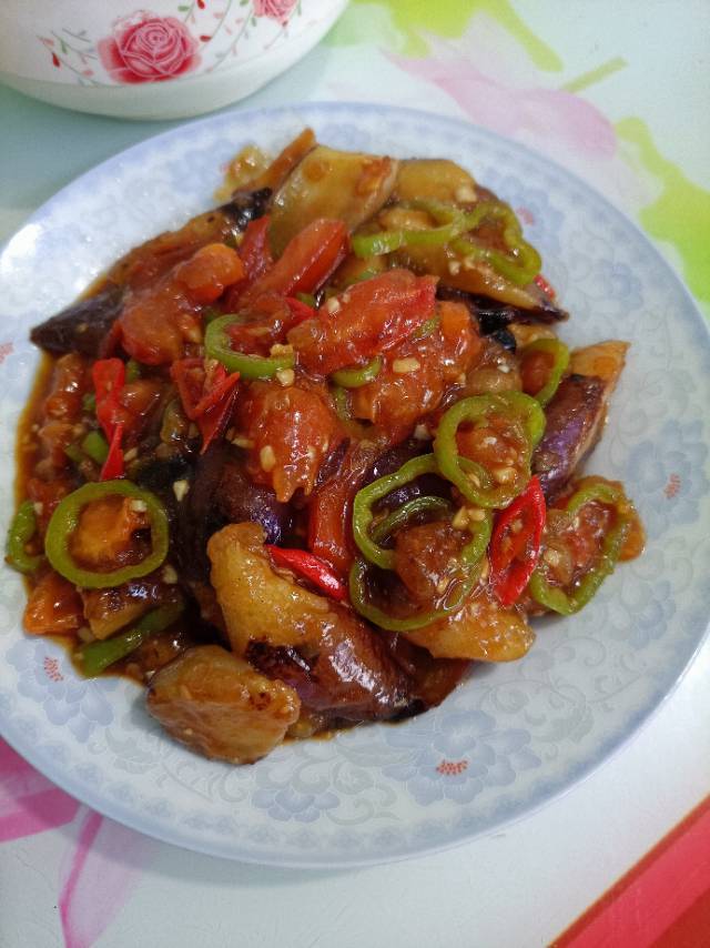 红烧茄子（佐西红柿尖椒）