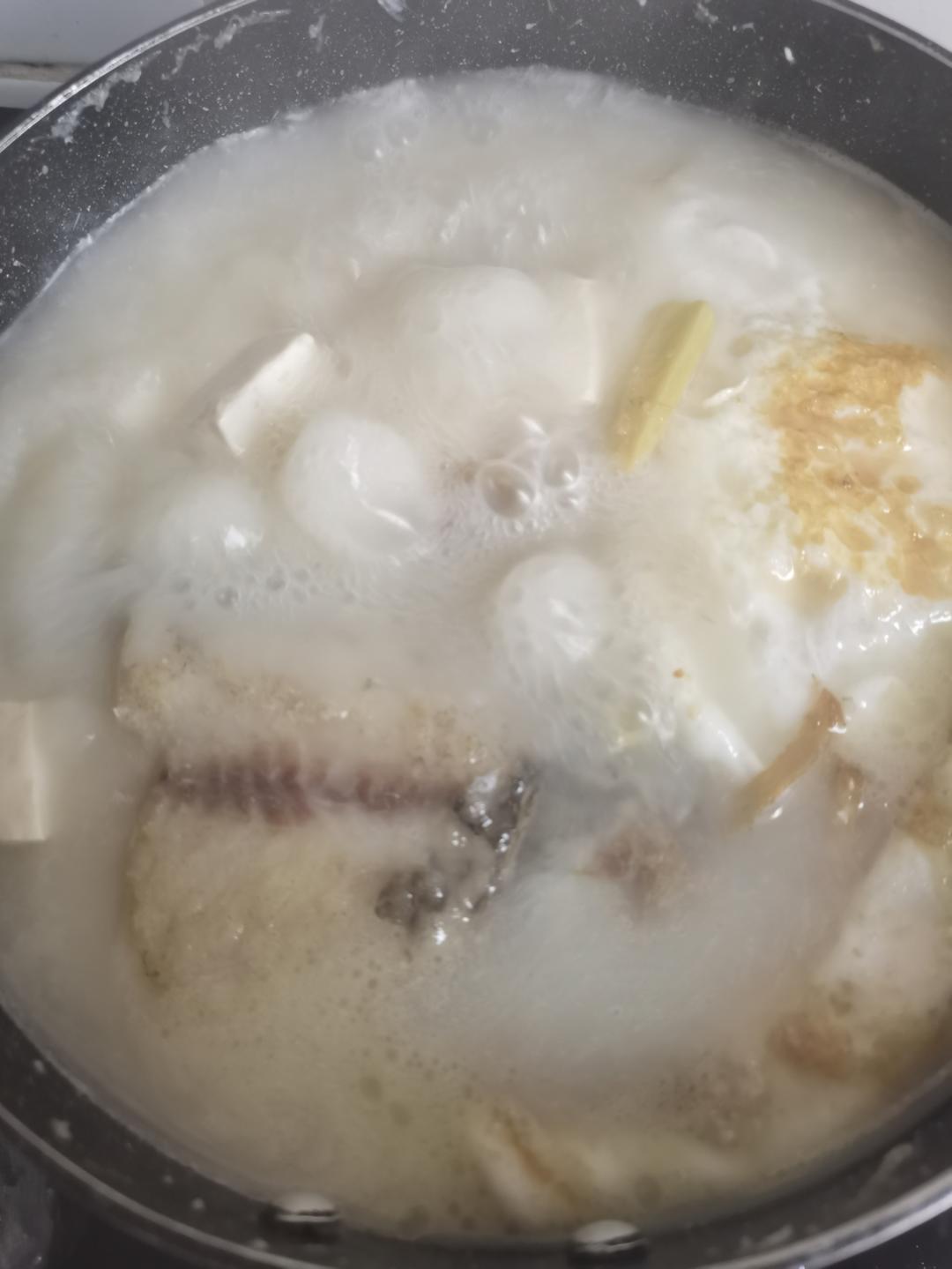 鲫鱼汤(鲫鱼豆腐汤)