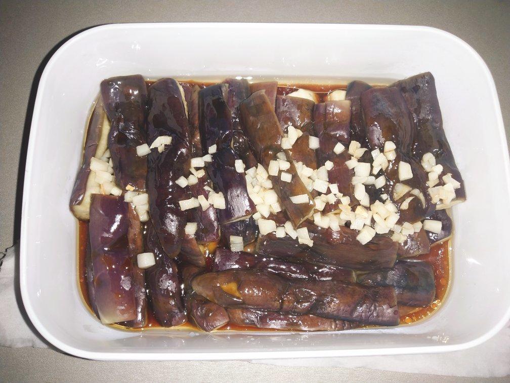 简单、少油的蒜蓉蒸茄子（长茄）
