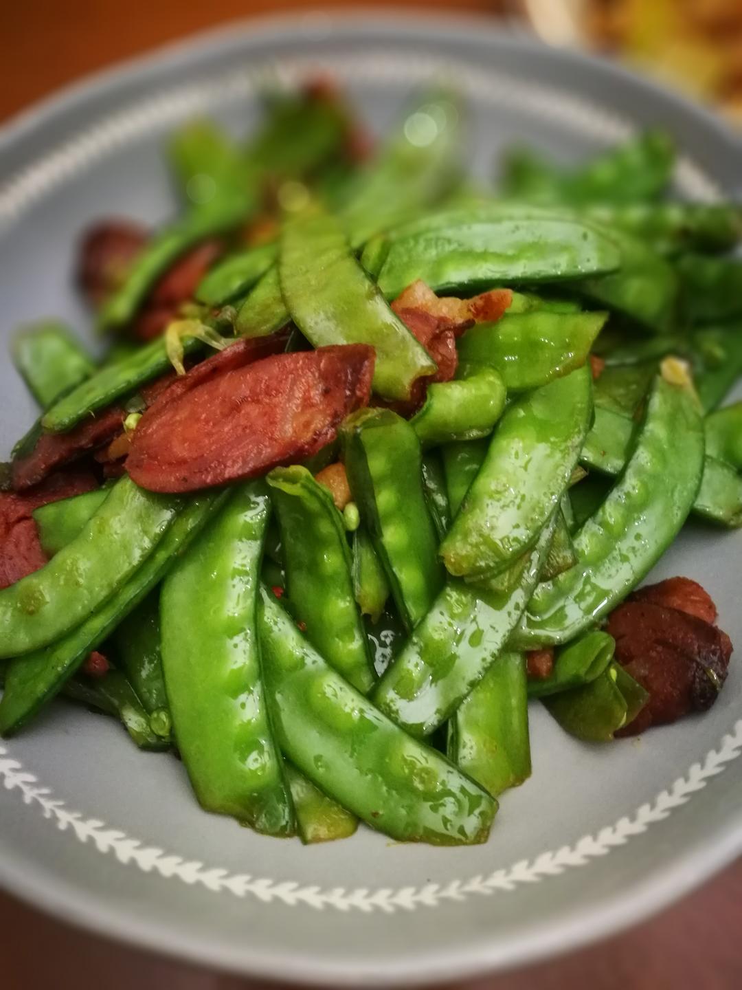 简单易做地麻辣香肠炒荷兰豆（下饭菜）的做法