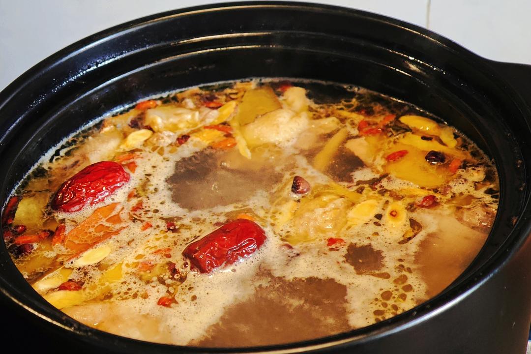 超烂！砂锅（什么锅都行😁）炖鸡，老少喝鸡汤