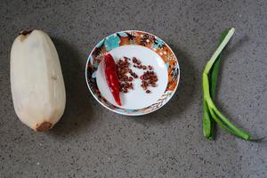 开胃清肠小菜：炝拌酸辣藕片的做法 步骤1
