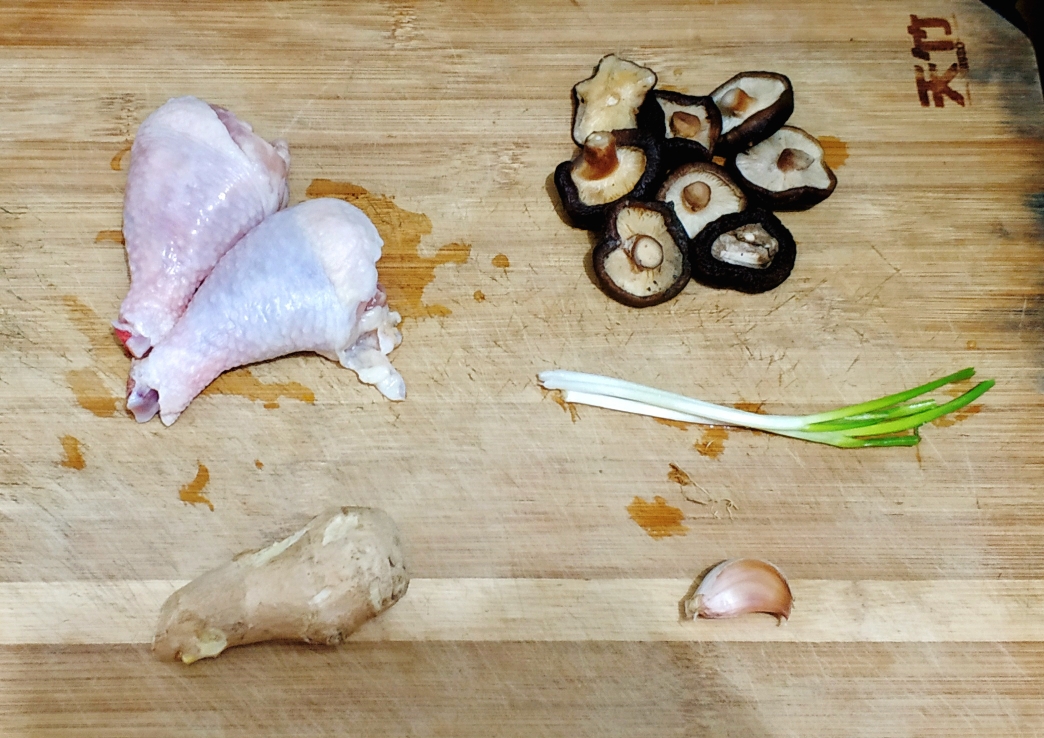 〔KK在轻食减脂〕今晚吃不放油但是超下饭的鸡——香菇焖鸡腿煲🍗的做法 步骤1