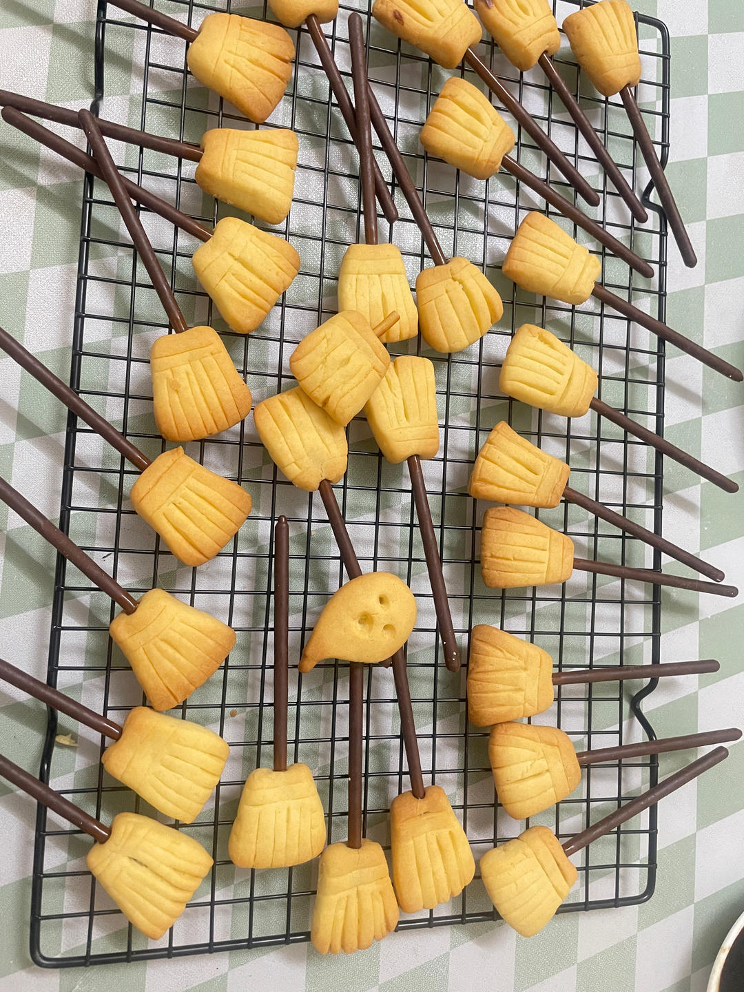 万圣节!女巫的扫帚饼干